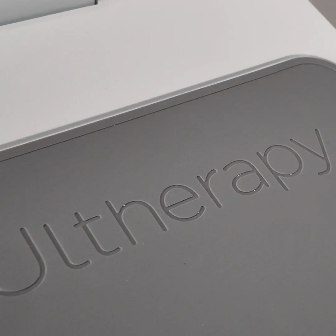 คำว่า Ultherapy นูนอยู่บนพื้นผิวสีเทาของรถเข็น